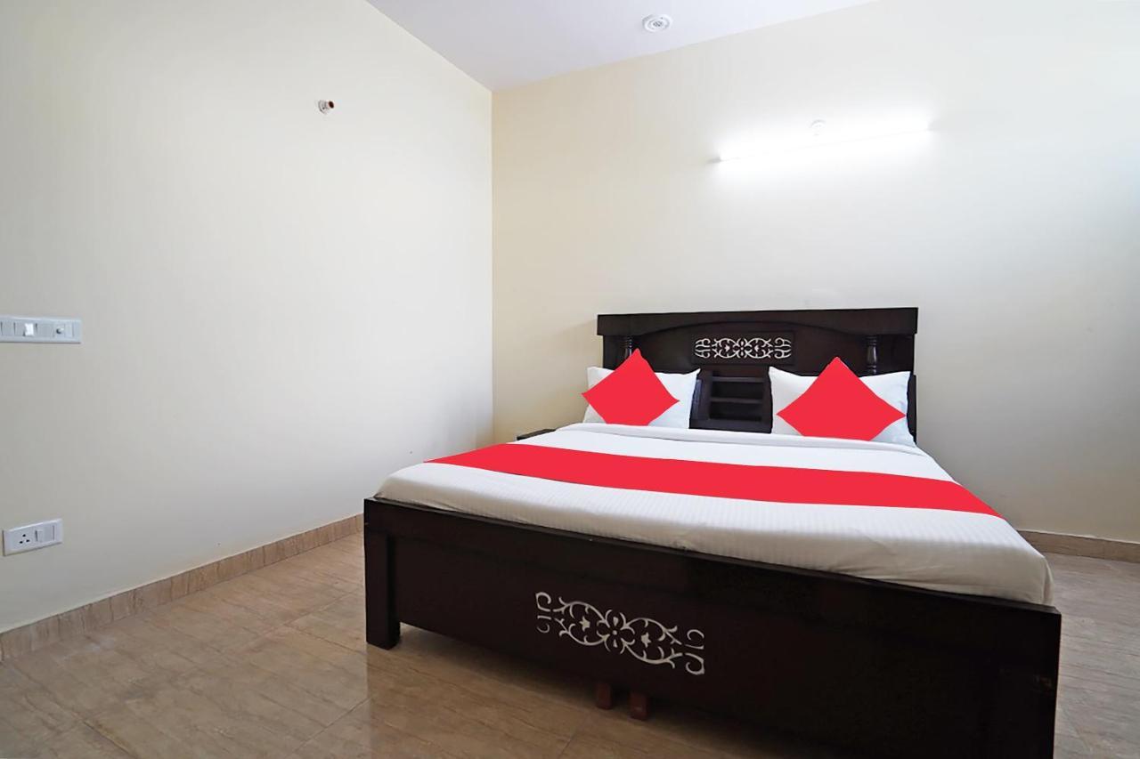 OYO 46744 Hotel Yash New Delhi Buitenkant foto