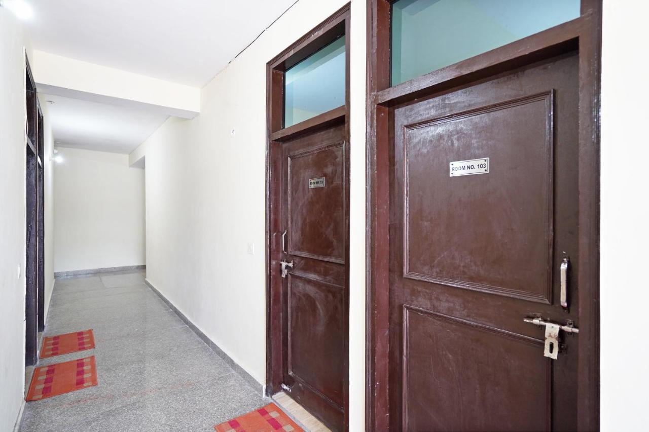 OYO 46744 Hotel Yash New Delhi Buitenkant foto