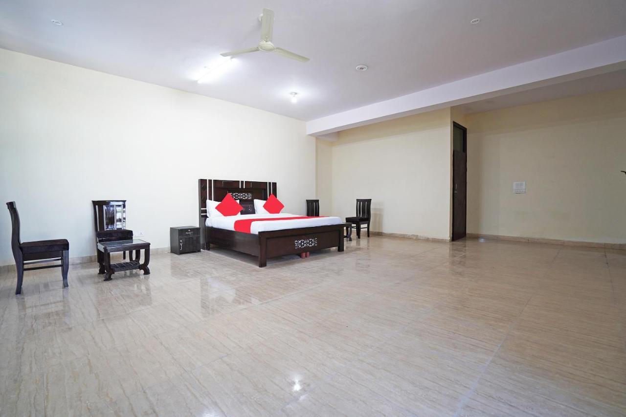 OYO 46744 Hotel Yash New Delhi Buitenkant foto