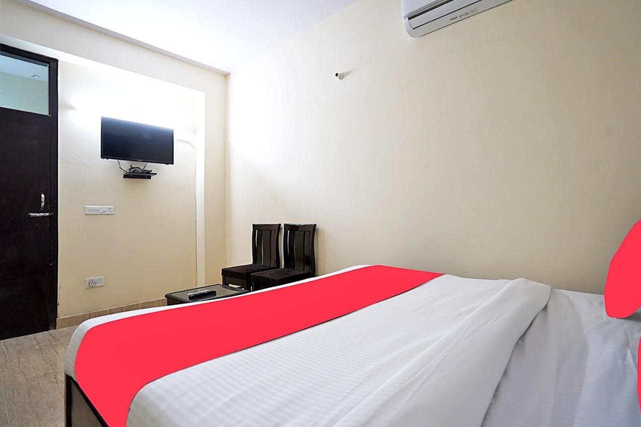 OYO 46744 Hotel Yash New Delhi Buitenkant foto